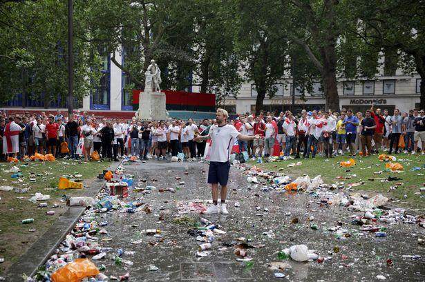 体育官网-【手记】看看温布利外的“垃圾场”，这就是足球回家？